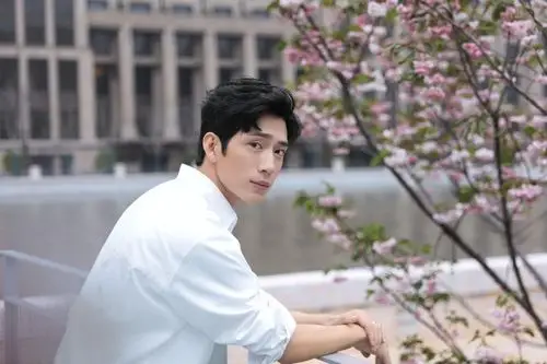 井柏然生日写真释出 白衬衫造型清爽文艺