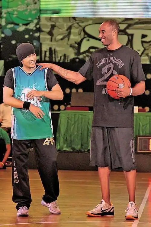 冯德伦与安东尼身高并不特别悬殊 但差距仍旧明显 周董在科比面前星味