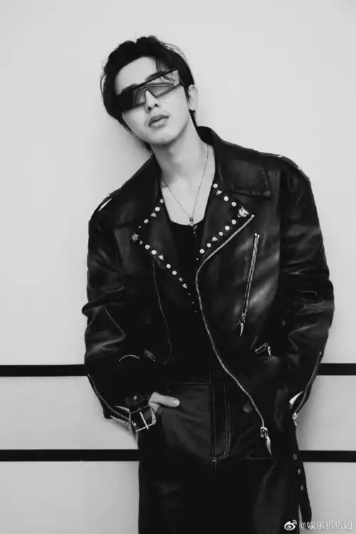 蔡徐坤tmea红毯皮衣造型##蔡徐坤tmea摇滚风造型