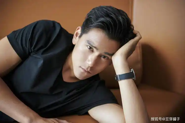 彭于晏「死亡视角」零偶像包袱自拍:满脸皱纹 肥肉,型男变大叔_照片