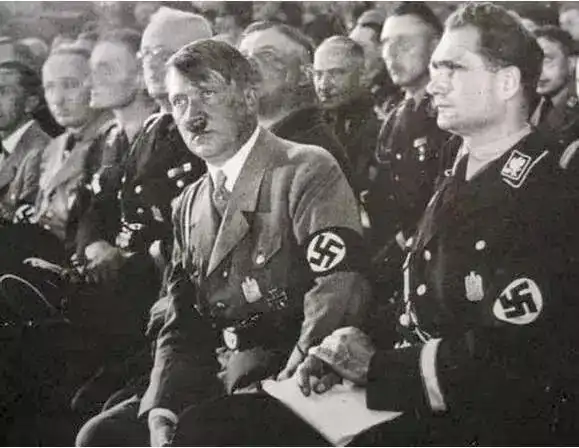 二战级别最高的战犯,希特勒的接班人,却"叛逃"英国死因成谜