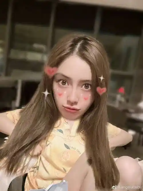 angelababy晒六宫格可爱随拍给粉丝发福利,用超甜大头特效可爱又搞怪