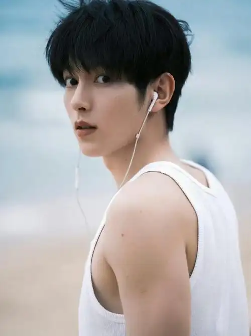 樊治欣夏日海边写真!白色背心纯净青春,展现完美身材__财经头条