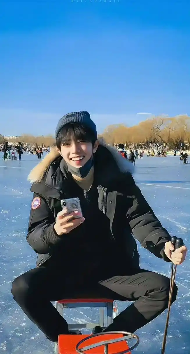 肖战# 与什刹海的缘分,肖战出圈神图原来是18年在什刹海拍的,没想到