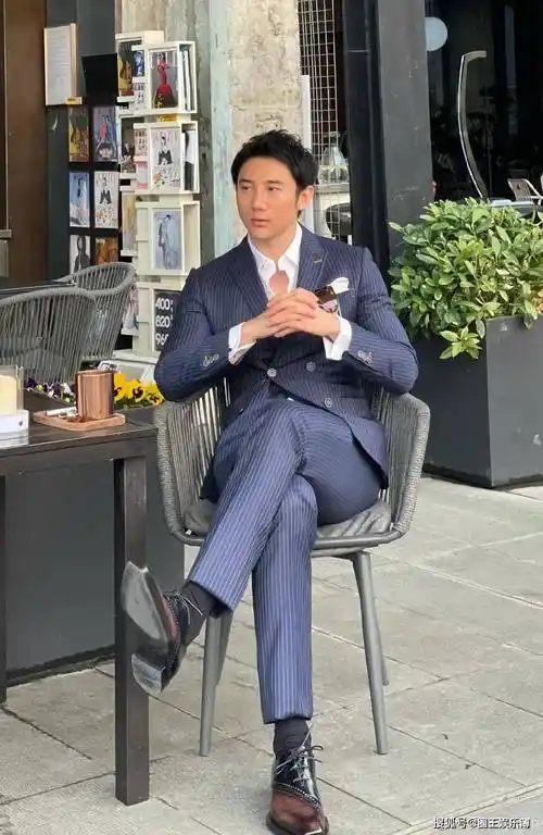 原创白冰前夫大秀西装自拍露出黑丝袜网友性感的男人