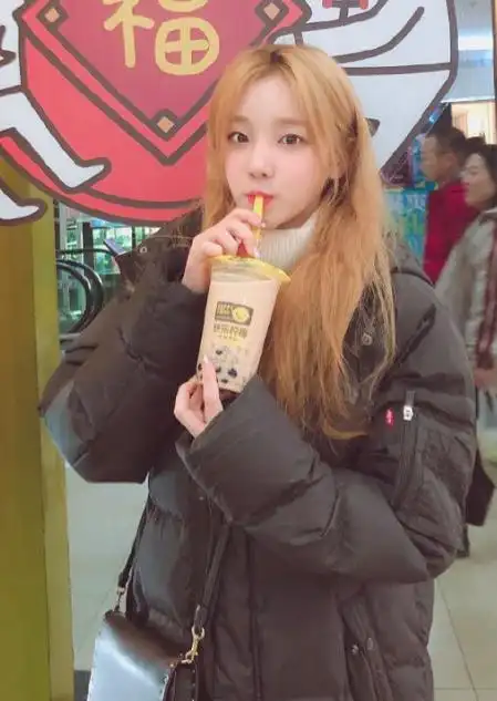 宋雨琦起床素颜照曝光,被放在角落的物件抢镜,网友:心真大!