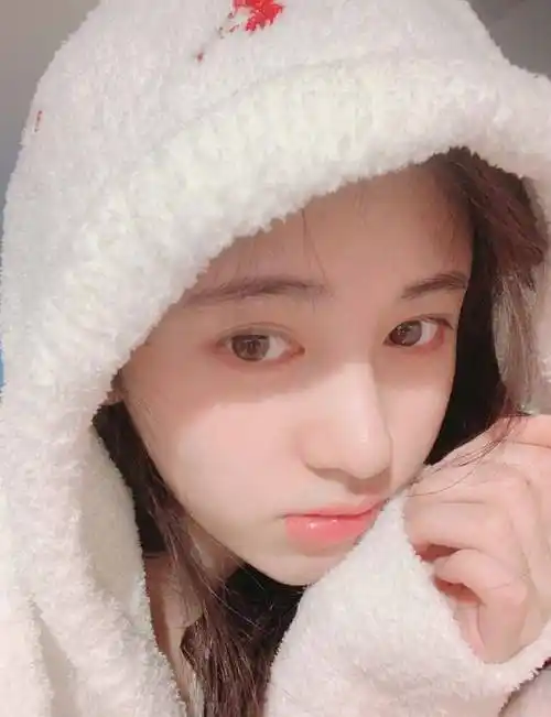 鞠婧祎狂晒18张库存照,从素颜到浓妆,清纯时尚随意切换,果然是直男