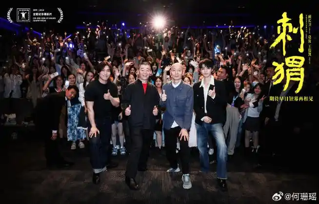 王俊凯被摸了一路屁股#  近日,@tfboys-王俊凯出席第26届上海国际