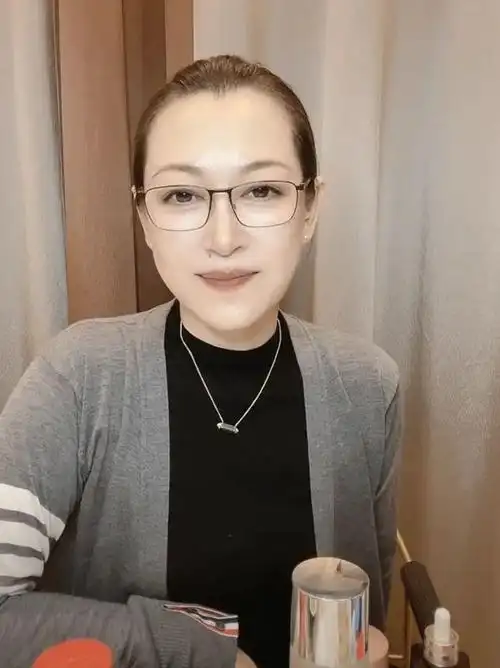 赵本山妻女罕见同框57岁马丽娟穿针织开衫优雅知性比女儿还美