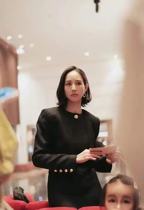 张钧甯上海活动出席,"静奢风"高级霸气,消瘦过度男相化严重_西服_风格