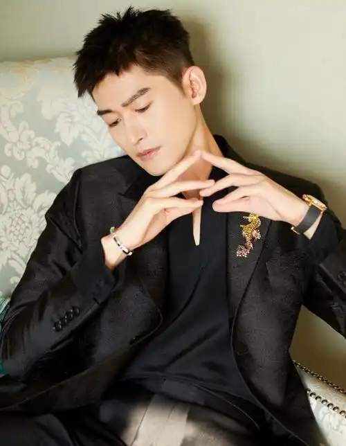 虽说这种短发看着特别清爽,不过这种发型对于男士颜值的要求也是很高