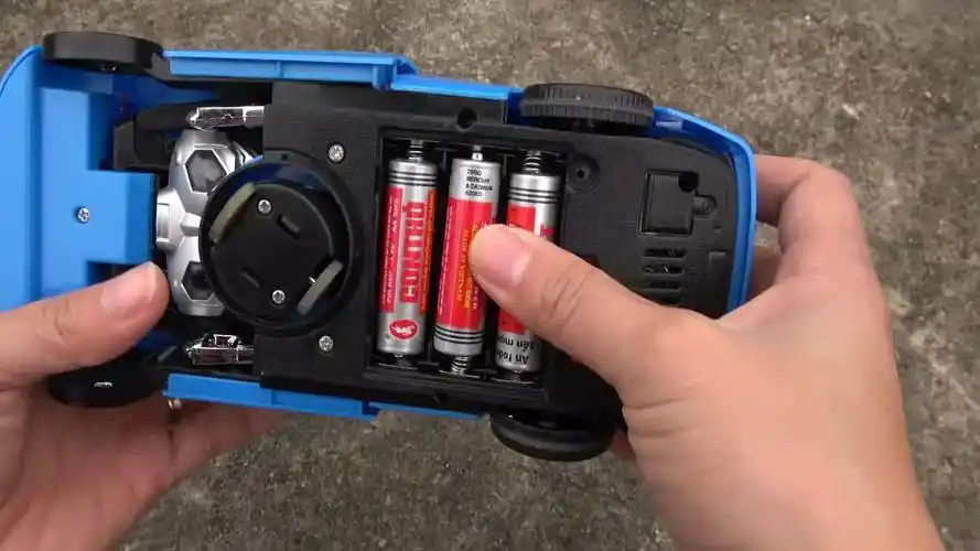 安装电池,变形汽车玩具试玩,婴幼儿宝宝过家家游戏视频f588