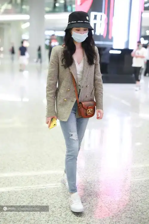 张慧雯深夜赶行程对镜头比v招手依旧不忘营业