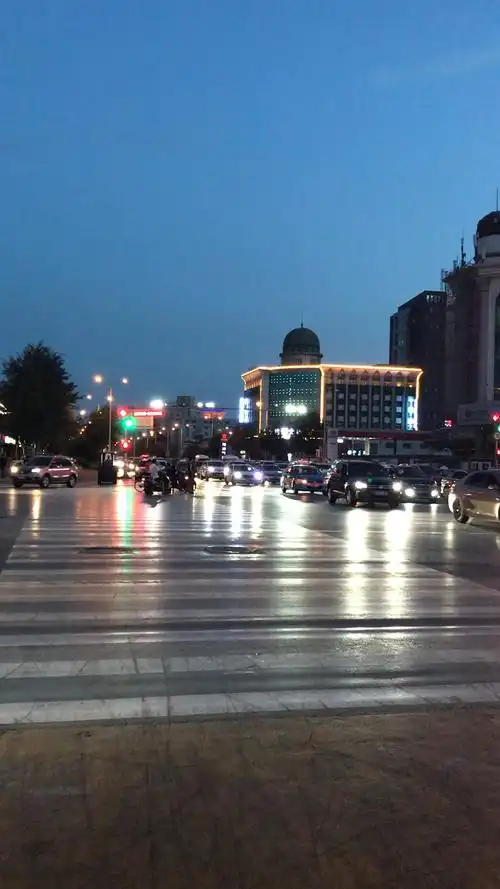 夏天晚上的街头