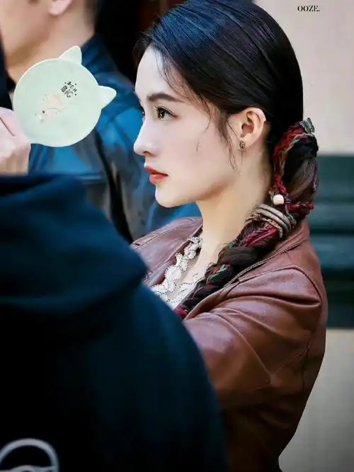 请君李沁侧脸饭拍路透图