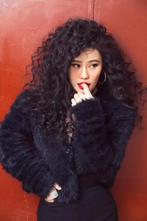 袁娅维晒新发型夸张羊毛卷暴露出惊人发量一般人可驾驭不了