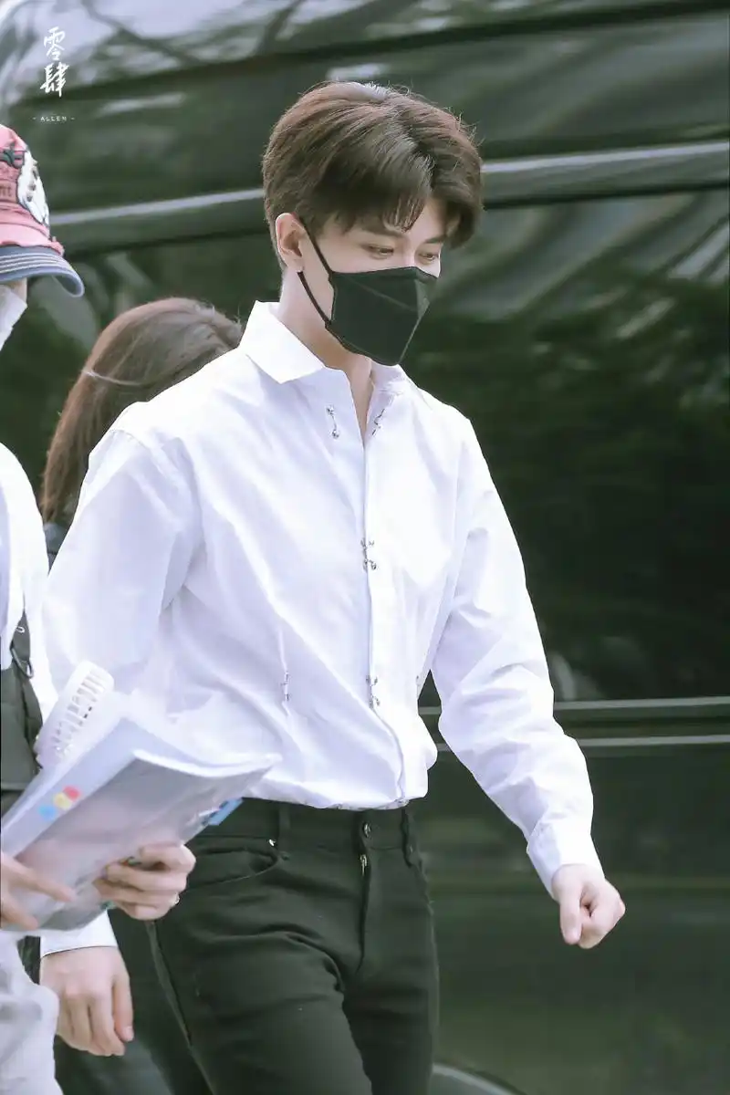 任嘉伦# 那个穿着白衬衫任时光涂抹的少年