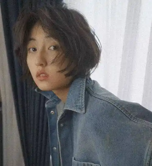 张子枫的短发已经成为她的一个显著特点,清新灵动,和长发飘飘的小花旦