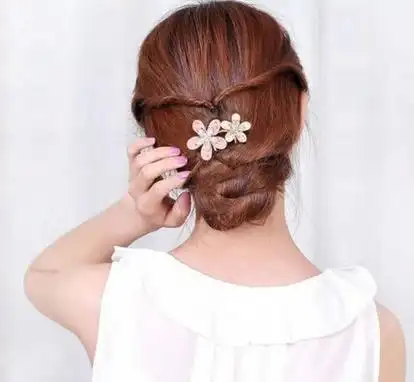 简单复古的盘发教程步骤 打造唯靓女神范(3)