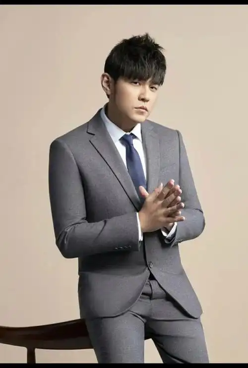 周杰伦营业了!周杰伦最新帅图来了!