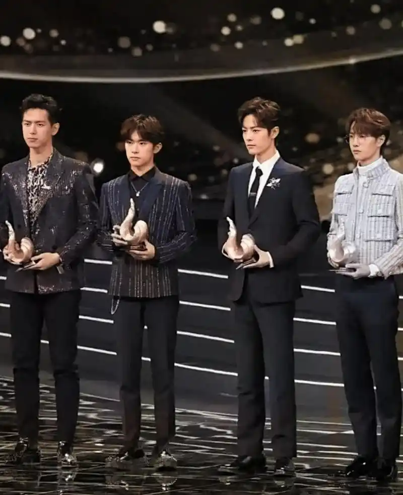 李现,易烊千玺,肖战和王一博在2019年微博之夜共享舞台!