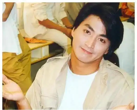 顶级男神之争!何家劲与焦恩俊,郑少秋合照,谁更胜一筹?