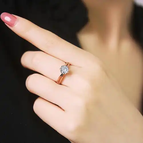 瑗昕1克拉仿真钻戒镀18k玫瑰金戒指女食指潮人指环配饰品情侣礼物