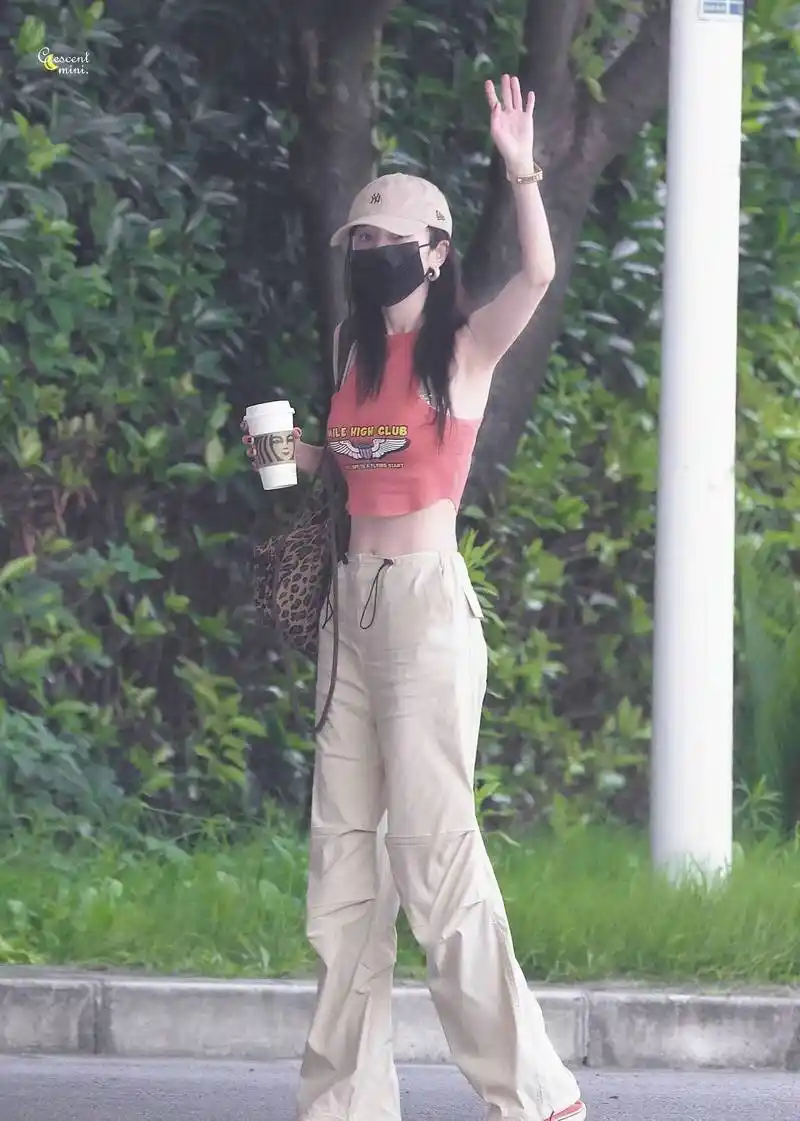 原创杨幂不愧是街拍的神!穿短袖戴绿帽子素颜惊艳机场,大长腿太辣了