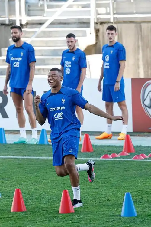 当日,法国足球队在葡萄牙法罗进行赛前训练,备战16日与直布罗陀队的