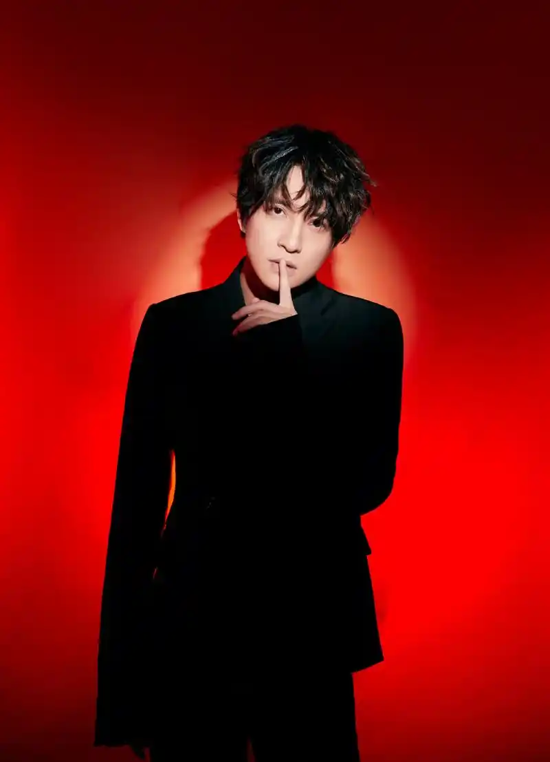 今日,薛之谦身穿黑色经典西装亮相微博之夜红毯,正装杀让人大呼我可以