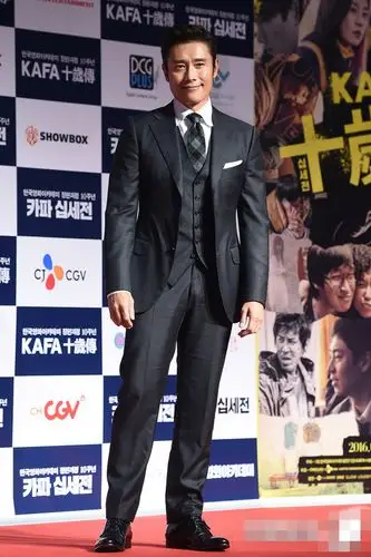 影帝影后李秉宪千禹熙齐助阵kafa活动 申敏儿金高银黑白装简约 【组图