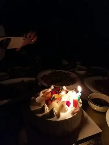 正巧王媛小朋友三十岁生日~~有蛋糕~~有海鲜~~~有酒有肉