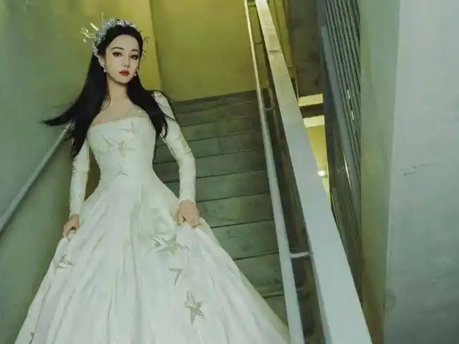 星光大赏众星云集,造型引人注目,杨紫迪丽热巴又被比较_活动_价值观