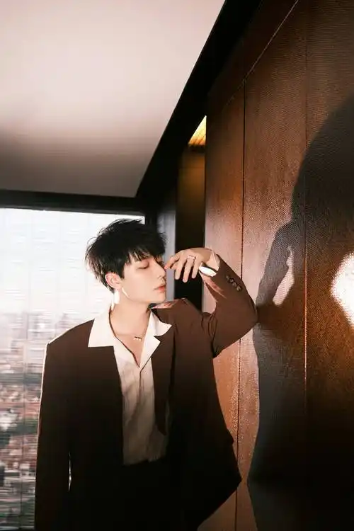 李岱昆出席活动 西装造型氛围感好苏-新媒在线