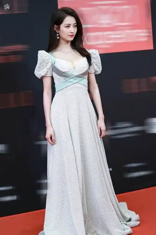 陈钰琪这衣服穿的太性感了