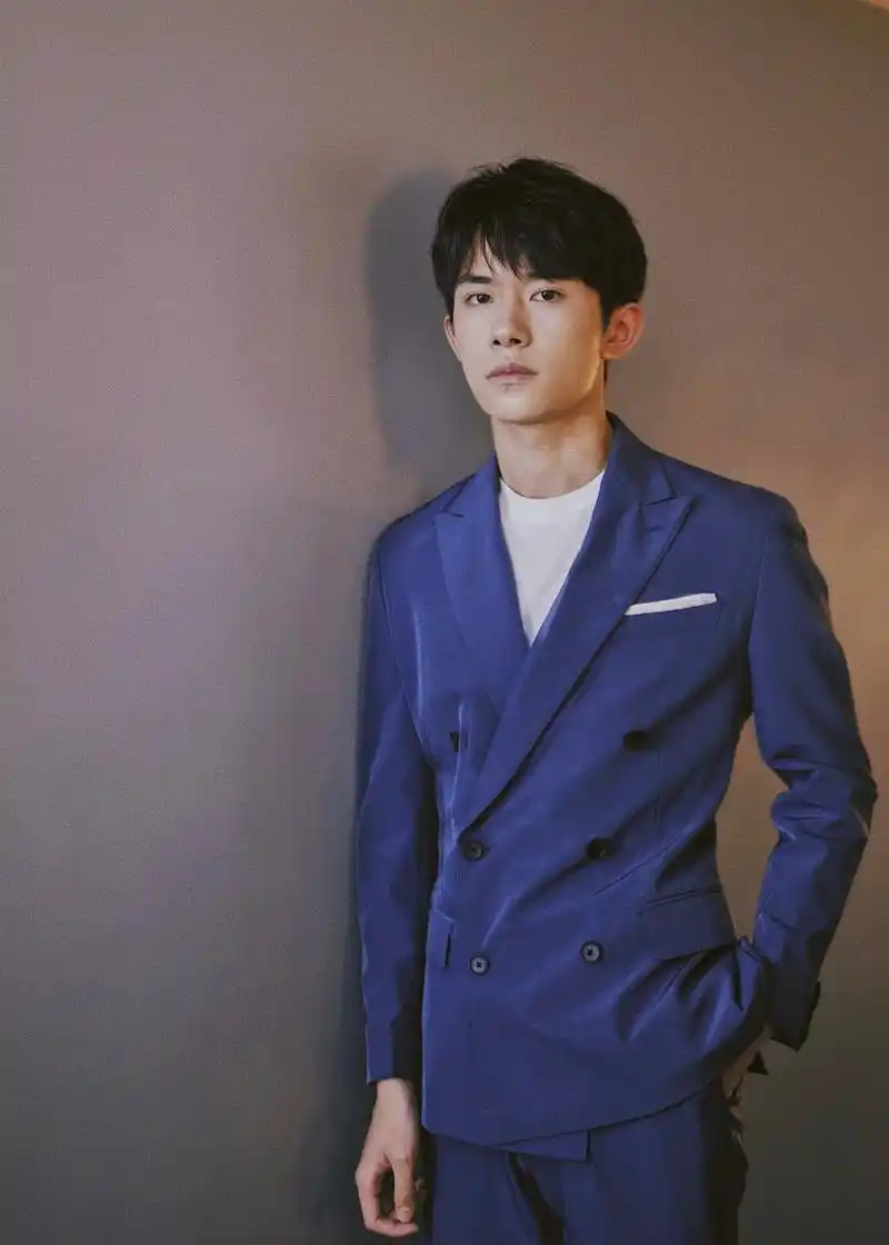 西装达人易烊千玺帅气来袭高贵出众气势逼人