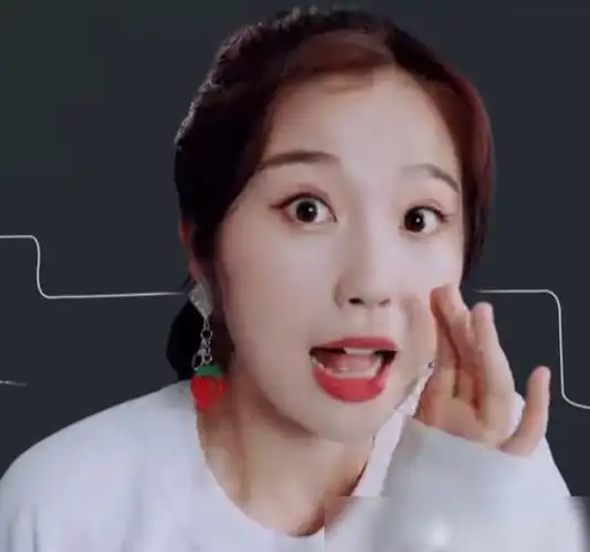 虞书欣对着镜头做鬼脸看清放大的五官这谁扛得住