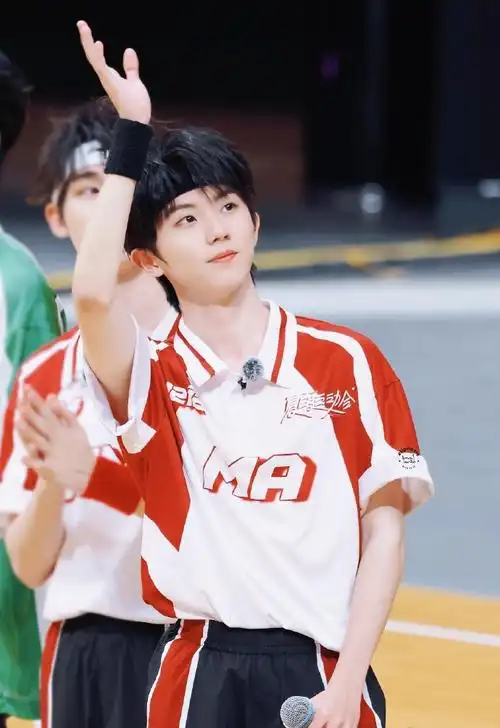 马嘉祺戴发带谁来懂一下    #tf家族运动会##马嘉祺运动会举牌