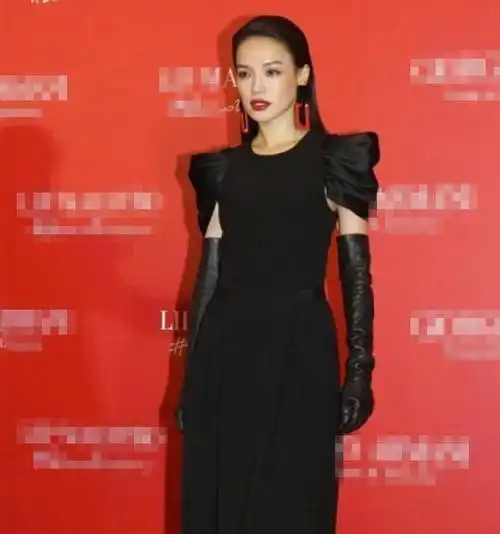 李冰冰的黑色手套抢镜了, 戴上后改变了整体气质, 造型师好优秀!