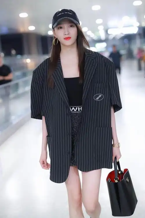 关晓彤男人装关晓彤穿男友装身材壮实