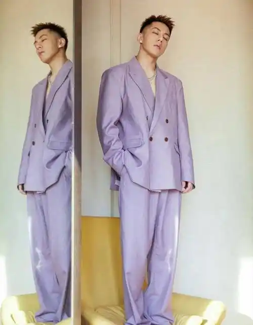 卡斯柏穿西装还得晒腹肌!