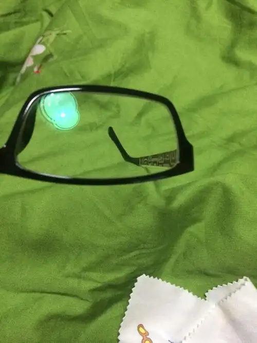 今天水冲了镜片结果不知道上面是什么气泡之类的 用热水冲的40度