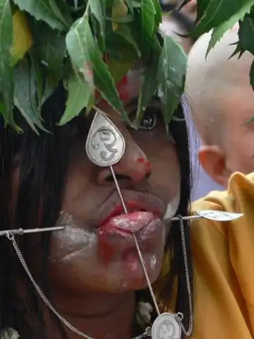 北京798的"人体悬挂"令你毛骨悚然