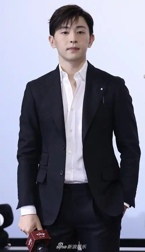 邓伦穿西装白衬衫化身贵气绅士见粉丝笑容灿烂温暖人心
