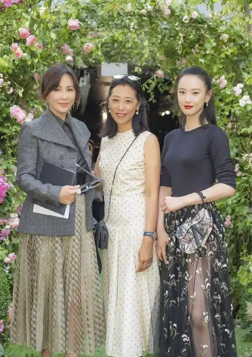 姜还是老的辣50多岁的刘嘉玲优雅亮相高定秀气场不输超模