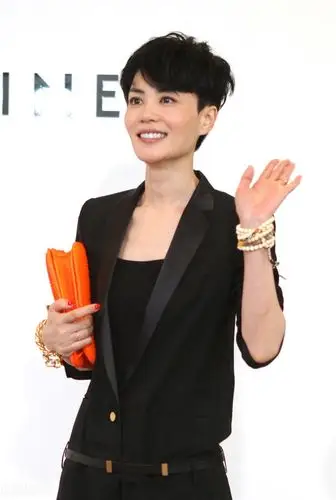 王菲少见出席活动 新发型,看不出她50多岁