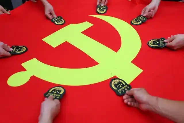 近日,武警浙江总队丽水支队组织官兵开展"我与党旗合影"活动,用镜头