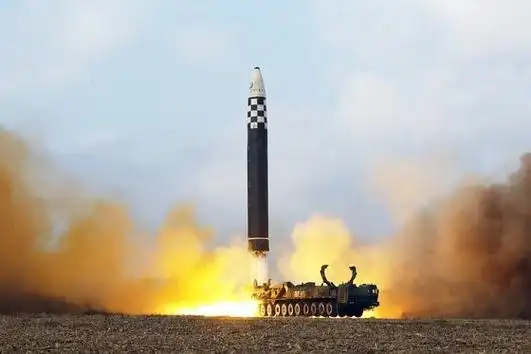 图为朝鲜11月18日发射新型洲际弹道导弹(icbm)"火星-17"型.
