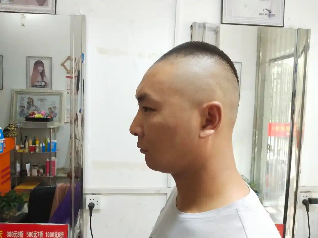 我们可以把头顶区剪成这种尖尖的造型,也就是我们所说的子弹头发型