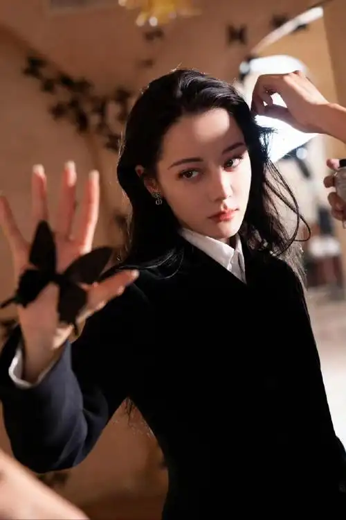 迪丽热巴五一营业照